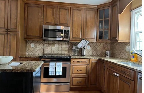 Little Italy House | Tranquil 3-Bedroom Retreat in Weddington for Families