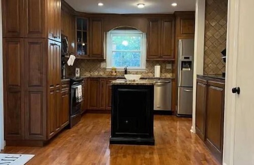 Little Italy House | Tranquil 3-Bedroom Retreat in Weddington for Families