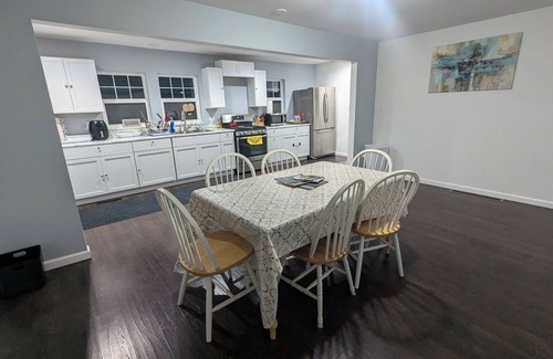 East Moline House | Peaceful 4-bedroom house, sleeps 9, with WiFi and AC in East Moline