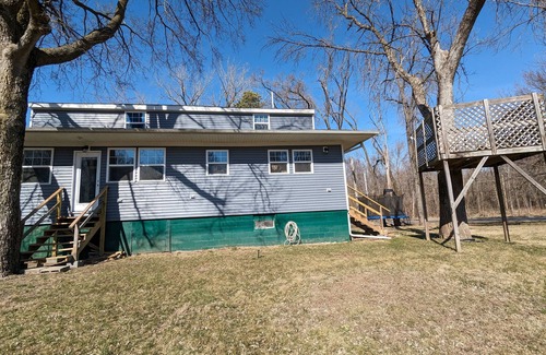 East Moline House | Peaceful 4-bedroom house, sleeps 9, with WiFi and AC in East Moline