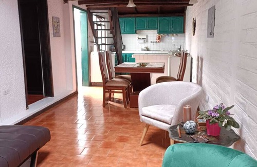 Quito Cottage | Inviting City Cottage for 4 Near Central Quito with Free Parking