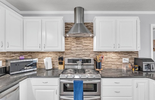 Columbus House | Peaceful 4BR house in charming Columbus - Hot-tub+Gameroom+TVs in every room!