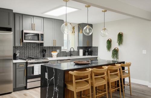 Birdland House | Relaxing 4BR Retreat with Fire Pit and Expansive Yard