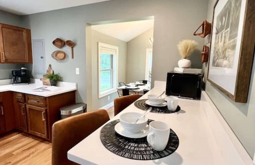 South Rutland House | Serene 5BR House with Spa and Lake View - Sleeps 13