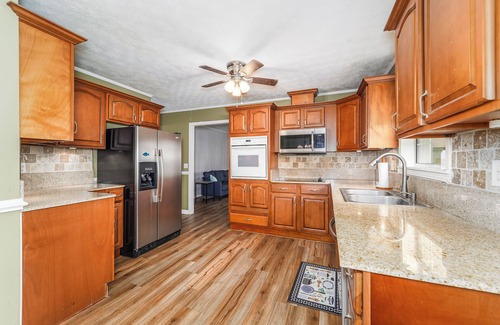 Douglas House | Peaceful almost 4 acres pond,sunroom, close to shopping restaurant's Douglas,GA