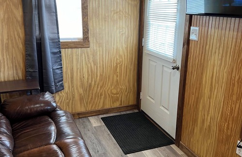 Carrizo Springs Cabin | Peaceful and Charming cabin in Carrizo Springs