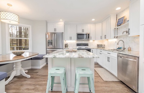 Henrico House | Tranquil Family Escape: 3BR Waterfront Retreat at Lake Gaston