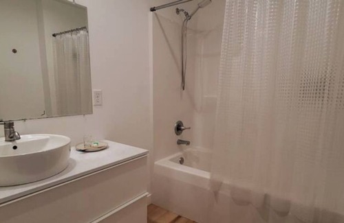Lincoln House | Modern Home with Spa, Hot Tub & Child-Friendly Amenities