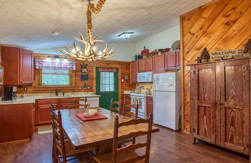 Maggie Valley Cabin | Tranquil Luxury Log Cabin: Pet-Friendly with Spa & Hot Tub