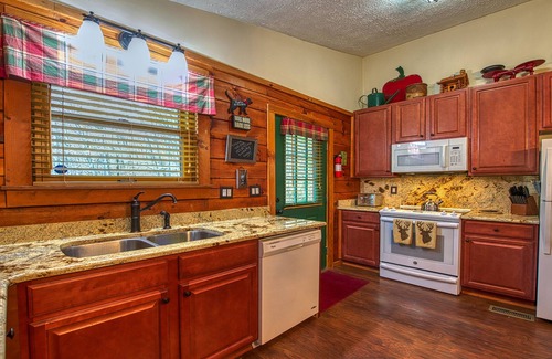 Maggie Valley Cabin | Tranquil Luxury Log Cabin: Pet-Friendly with Spa & Hot Tub