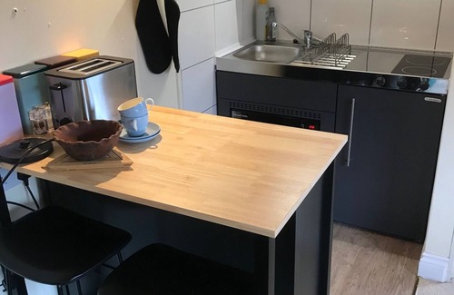 Greenham House | Serene Retreat with Kitchen & Pet-Friendly Options