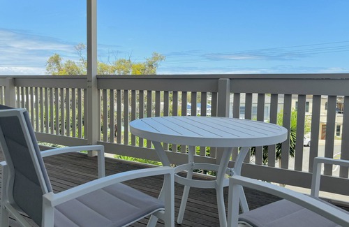 Moana House | Serene Oceanfront Retreat: Family & Pet Friendly Oasis