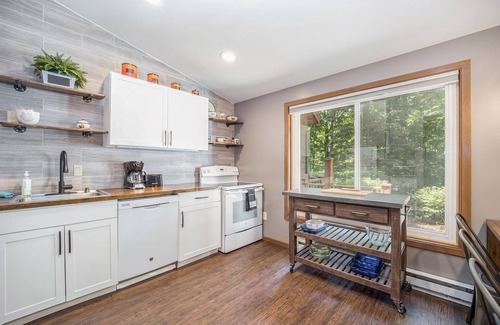 Bellaire Cabin | Cozy Updated Cabin with Loft and Fireplace at Schuss Village