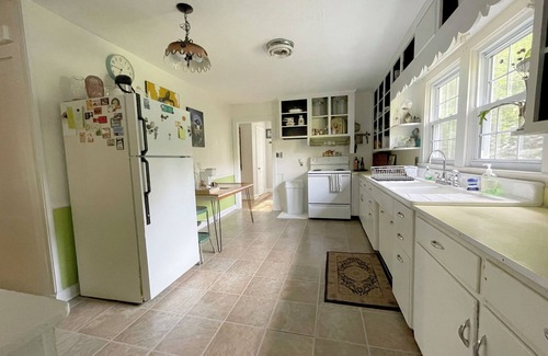 Whitsett Cottage | Tranquil Artist's Cottage with Kitchen in Whitsett