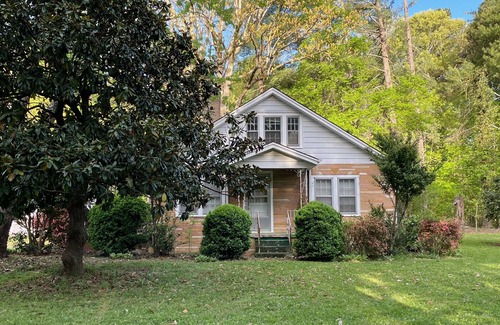 Whitsett Cottage | Tranquil Artist's Cottage with Kitchen in Whitsett