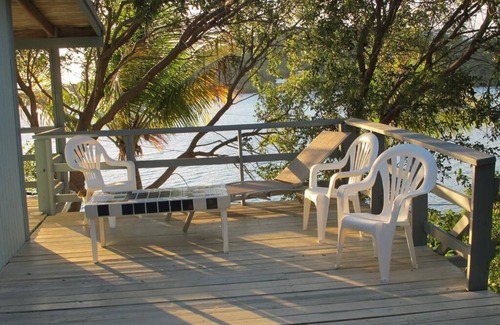 Fulladoza Bay Villa | Inviting Oceanfront Villa with Pet-Friendly Amenities