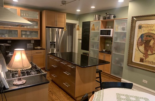 Oak Park Apartment | Exceptional Retreat in Historic District with Ocean Views