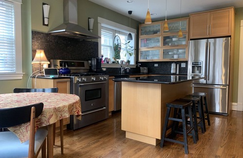 Oak Park Apartment | Exceptional Retreat in Historic District with Ocean Views