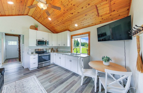 Bonners Ferry Cabin | Peaceful Bonners Ferry Cabin w/Deck & Mtn Views!