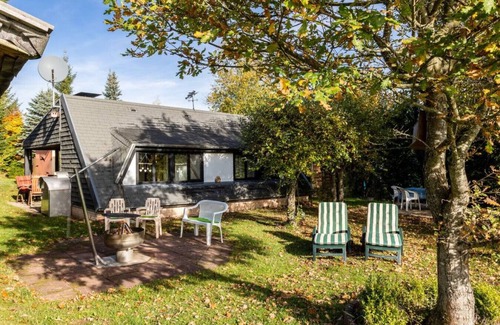 Ferienhausgebiet Hillenseifen House | Tranquil Bungalow with Fireplace & Self Check-in