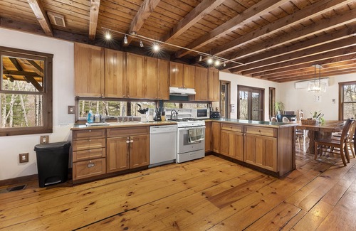 Dingmans Ferry Cabin | Idyllic Pocono Cabin with Hot Tub & Wildlife Retreat