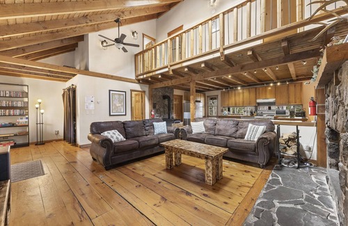 Dingmans Ferry Cabin | Idyllic Pocono Cabin with Hot Tub & Wildlife Retreat