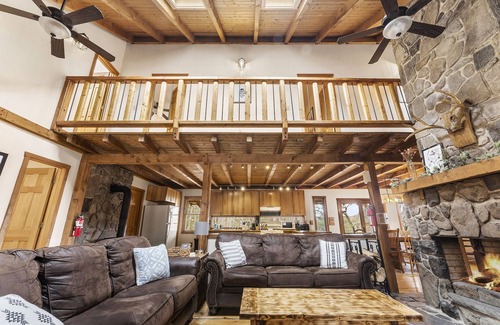 Dingmans Ferry Cabin | Idyllic Pocono Cabin with Hot Tub & Wildlife Retreat