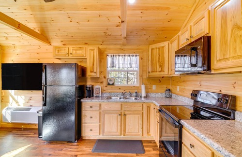 Albany Cabin | Tranquil Cabin 2 Mi from Dale Hollow Lake with Spa & Breakfast