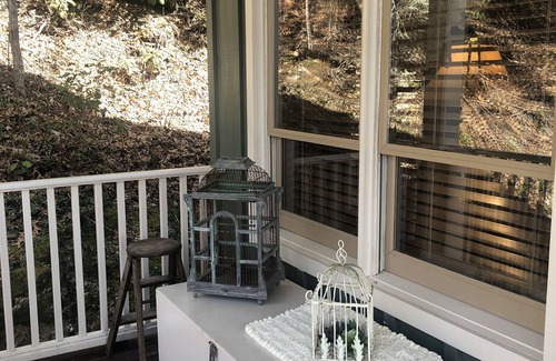 Tuckasegee Cabin | Tranquil Cabin Retreat in the Heart of Appalachians