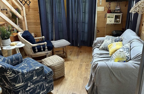 Stonewall Cabin | Tranquil Cabin by Bay River - Pet-Friendly Retreat!