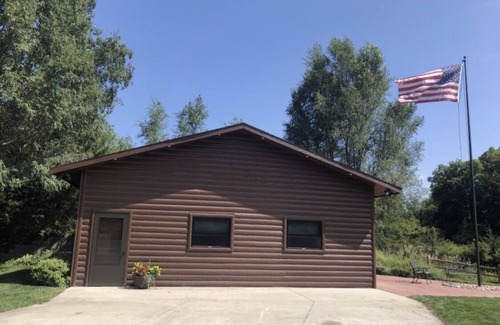 Yutan House | Tranquil Cabin Retreat with River Access and Family Amenities