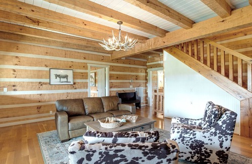 Springfield Cabin | Idyllic Cabin Retreat with Views, Fire Pit & Family-Friendly