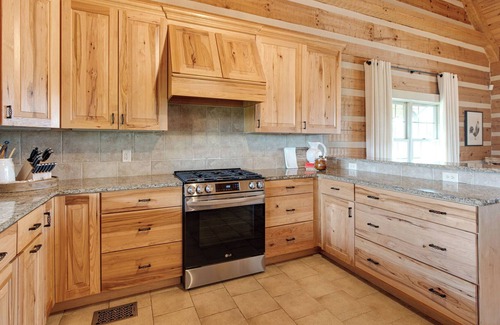 Springfield Cabin | Idyllic Cabin Retreat with Views, Fire Pit & Family-Friendly
