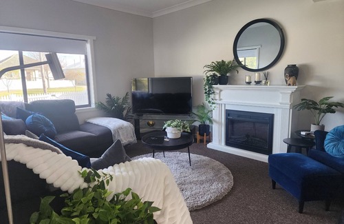 Morwell House | Peaceful, centrally located, 2 bedroom cottage minutes walk to Morwell CBD.