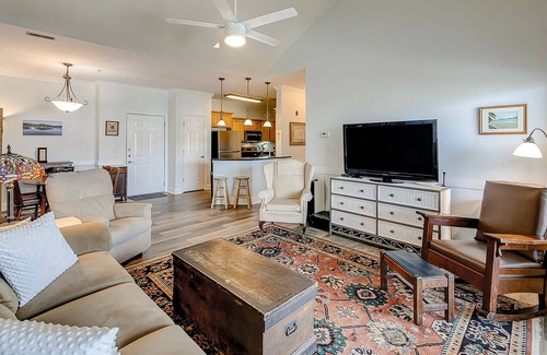 Charleston Condo | Peaceful condo with pool, W/D, balcony, TV, deck, & kitchen - close to beach