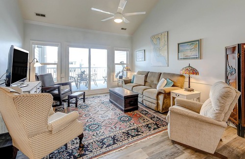 Charleston Condo | Peaceful condo with pool, W/D, balcony, TV, deck, & kitchen - close to beach