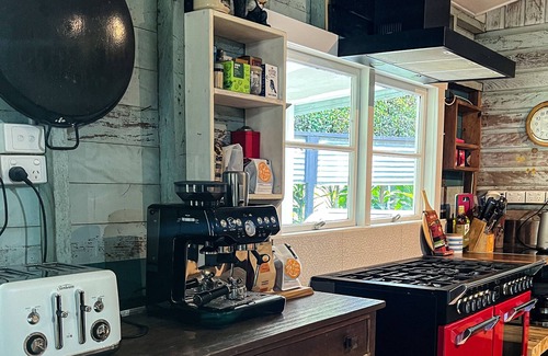 Middle Pocket Cottage | Peaceful Cottage, 10mins to Beach, Private Pool - Farm Stay