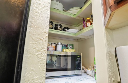 Newcastle Cottage | Tranquil Cottage in Newcastle with Lake View and Pool