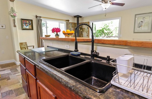 Newcastle Cottage | Tranquil Cottage in Newcastle with Lake View and Pool