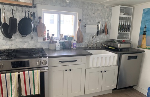 Fortescue House | Tranquil Bay Front Cottage with Pool & Kitchen Amenities