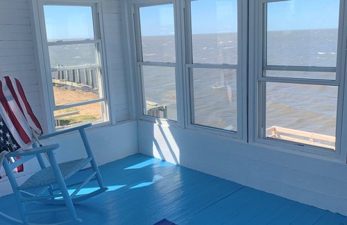 Fortescue House | Tranquil Bay Front Cottage with Pool & Kitchen Amenities