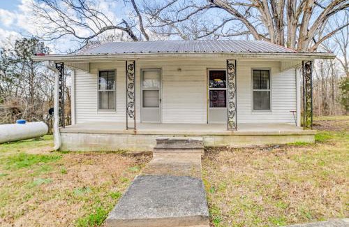 McKinnon House | Tranquil Cottage with Yard Just 2 Miles from Kentucky Lake