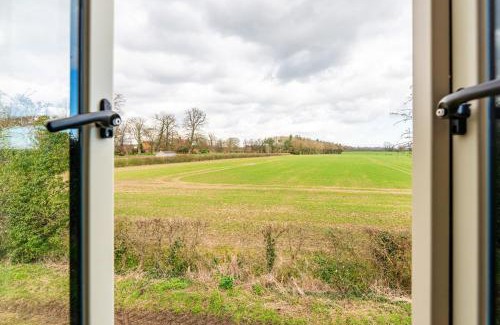 Beccles House | Pet-Friendly Suffolk Fieldview Country Cottage - Rated 9/10