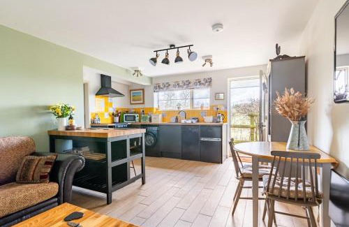 Beccles House | Pet-Friendly Suffolk Fieldview Country Cottage - Rated 9/10