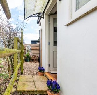 Beccles House | Pet-Friendly Suffolk Fieldview Country Cottage - Rated 9/10