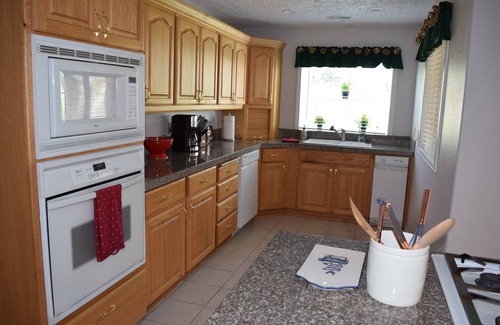 Dollar Corner House | Tranquil Country Retreat Near PDX with Ocean View Amenities
