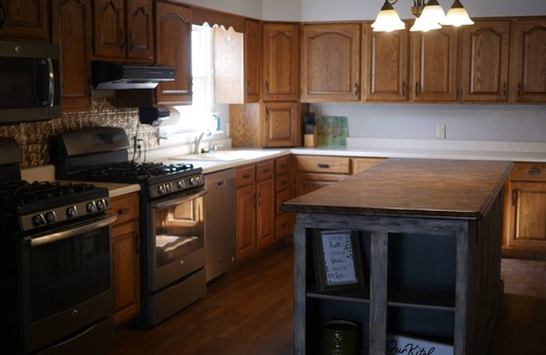 Thompsonville House | Relaxing Southern IL House with Hot Tub and Pond Access