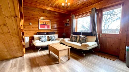 Liverton Apartment | Tranquil Cowslip Lodge: A 4-Star Oceanfront Haven