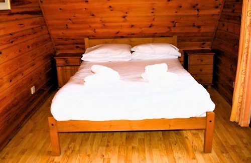 Liverton Apartment | Tranquil Cowslip Lodge: A 4-Star Oceanfront Haven