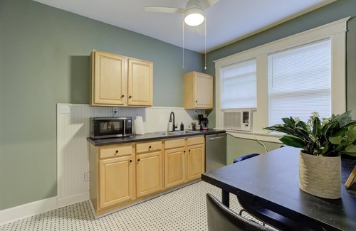 Central Midtown Apartment | Tranquil Retreat in Prime Midtown Location, Guest Rated 9.8